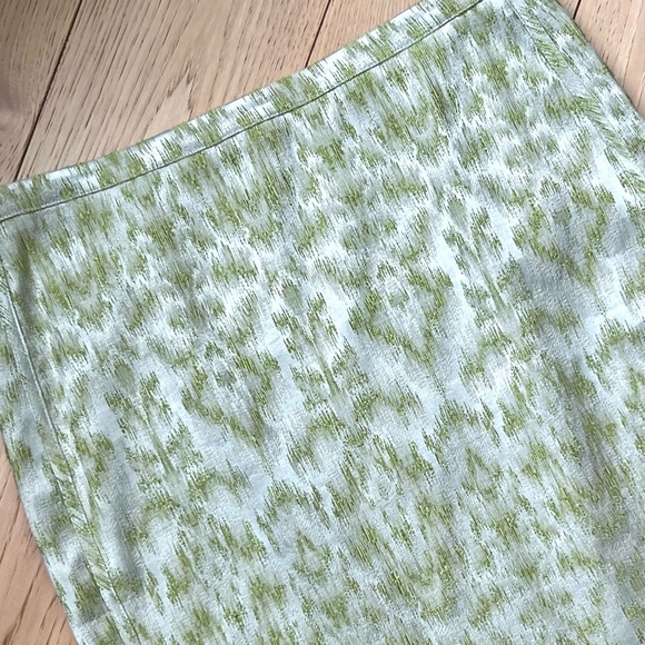 ⭐️BOGO FREE⭐️ EUC ANN TAYLOR Green and White Pencil Skirt - Picture 2 of 3